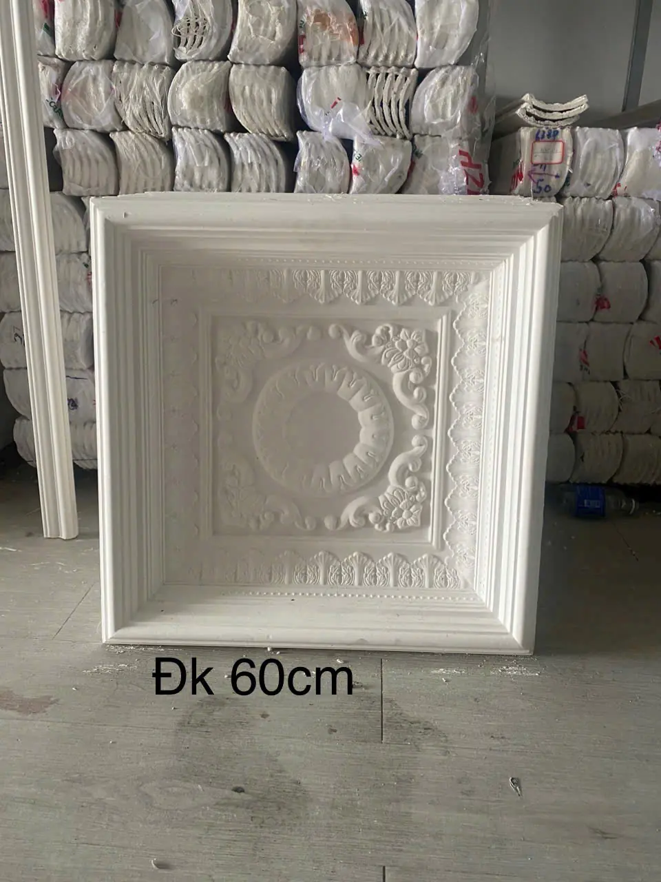 Mâm Trần Thạch Cao Vuông Hoa Văn Tân Cổ Điển 60x60cm